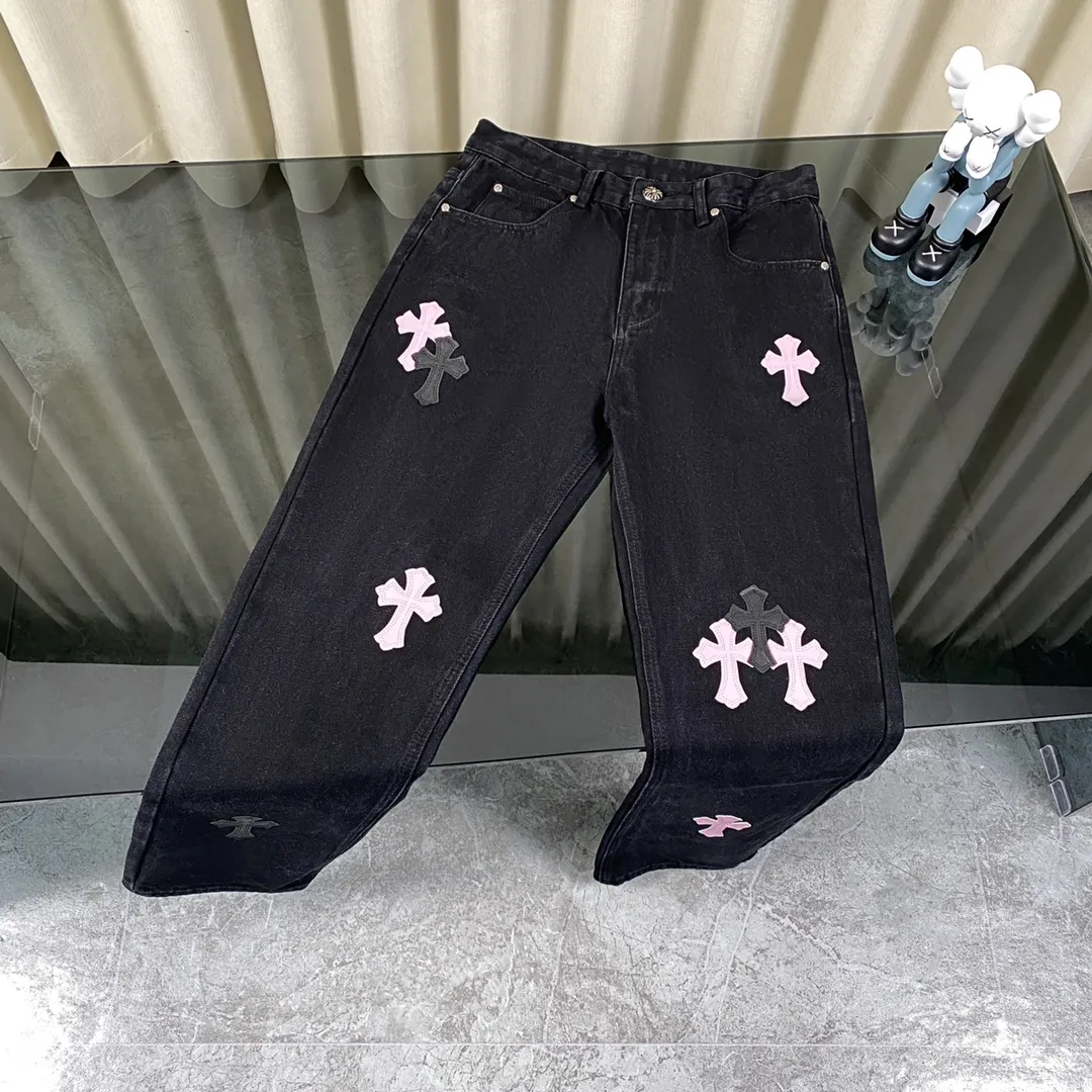 🅿️280 Original development Hardware customization Chrome Hearts Chengdu limited New city limited jeans Chrome Hearts city limited jeans Size: S M L [Top heavy industry fashionable design] Consistently made in high street luxury style. Speaking of this style, the Zangyin family and GU family are definitely the leading representative brands. Especially the Zangyin family has really achieved a state-of-the-art effect in creating high street style. The unique washed material is used to create this style. The color system is quite eye-catching. It is decorated with patchwork cross flowers, which cleverly highlights the charm of the brand. Secondly, this style uses classic The high-waist cutting design highlights the long legs and fashionable temperament of the upper body. The brand is highly recognizable and the slim fit configuration is more suitable for daily wear. It is a product that interprets personality, fashion, and specifications at a glance. This single product is enough to make any fan excited. It can be a white T-shirt for youthful preppy style, or a tight suspender for lady style. It has strong matching ability and can be easily controlled by men.  [Material and craftsmanship] Needless to say, this point goes without saying. As an excellent craftsman brand, Zangyin has really perfect requirements for details and craftsmanship. The washed color of this model has gone through so many processes, not to mention the embellishment of the denim appliqués. It is also purely handmade and sewn. Just like what they believe in, only handmade things have soul and have the meaning of wear. A top-notch heavy-duty fashionable denim item, I look forward to your perfect interpretation! !